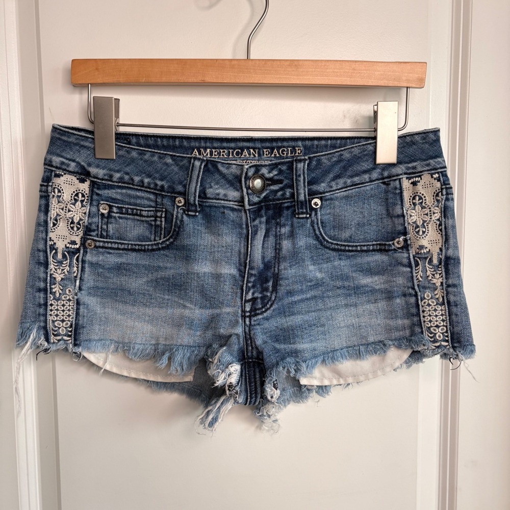 American Eagle Shortie Denim Shorts Embroidered Lace Size 6 Cute‎ Cut Off EUC